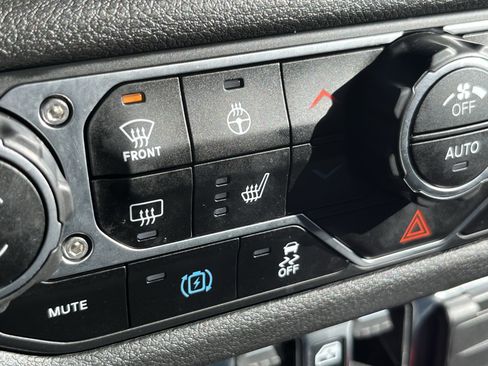 Used 2024 Jeep Wrangler Unlimited w/ Convenience Group image 29