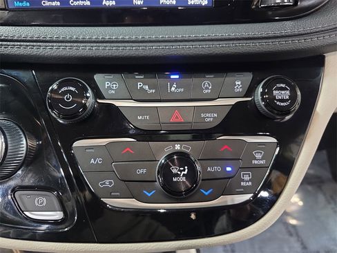 Used 2020 Chrysler Pacifica Limited w/ Tire & Wheel Group image 21