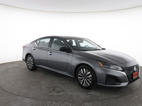 Used 2025 Nissan Altima 2.5 SV image 2