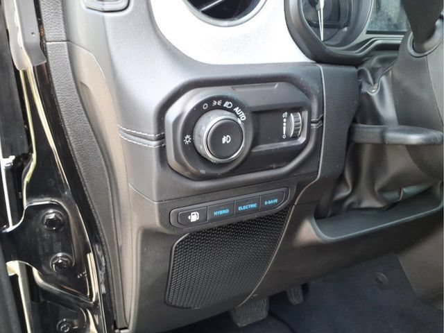 Used 2025 Jeep Wrangler Unlimited Sahara AWD/4WD image 21