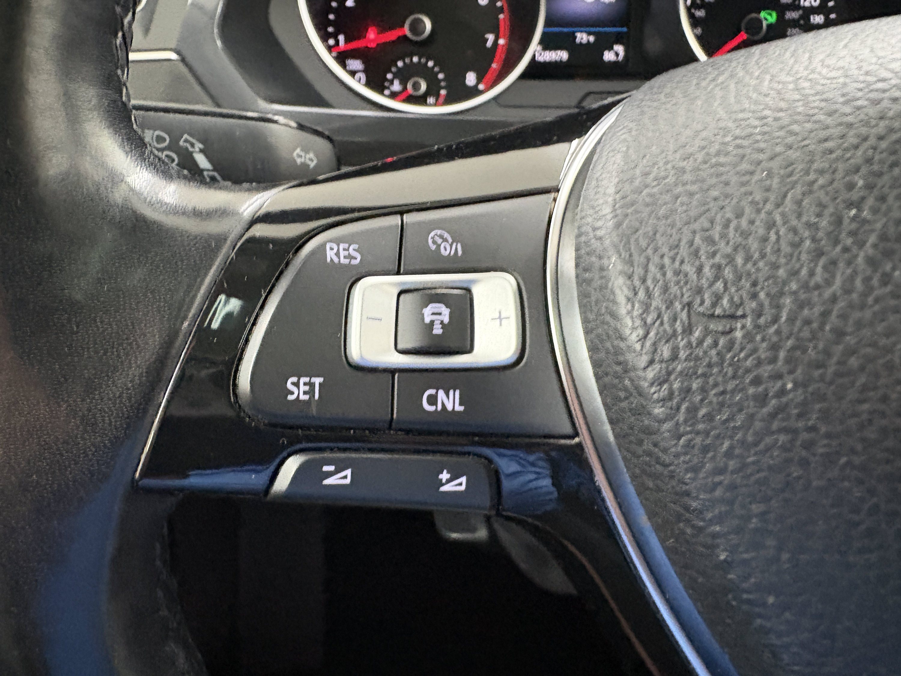Used 2018 Volkswagen Tiguan SEL AWD/4WD image 33
