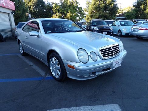 Used 2001 Mercedes-Benz CLK 320 Coupe image 2