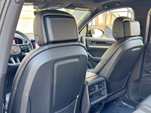 Used 2024 Porsche Cayenne AWD/4WD image 41
