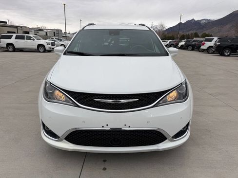 Used 2020 Chrysler Pacifica Touring-L FWD image 8
