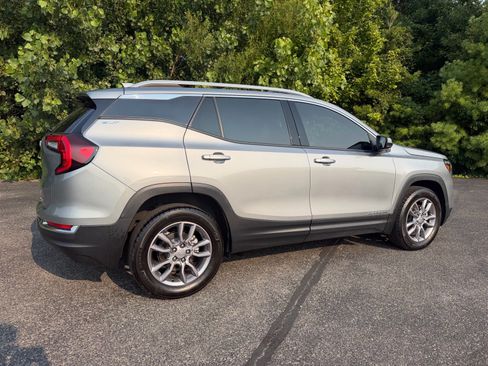 Used 2024 GMC Terrain SLT AWD/4WD image 18