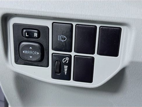 Used 2015 Toyota Prius Five image 16