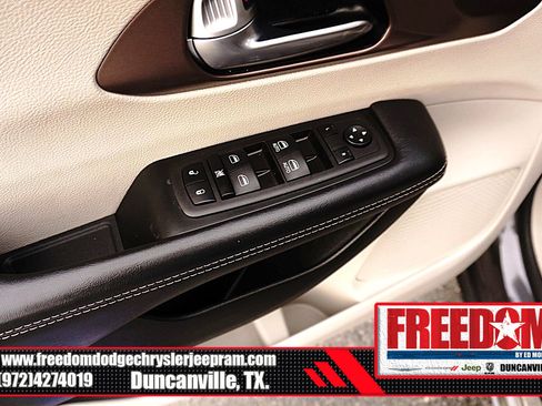 Used 2023 Chrysler Voyager LX image 39