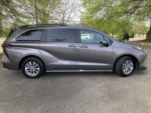 Used 2023 Toyota Sienna XLE FWD image 2