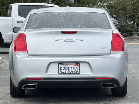 Used 2019 Chrysler 300 Touring RWD image 5