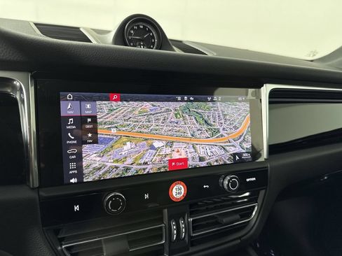 Certified 2025 Porsche Macan AWD/4WD image 27