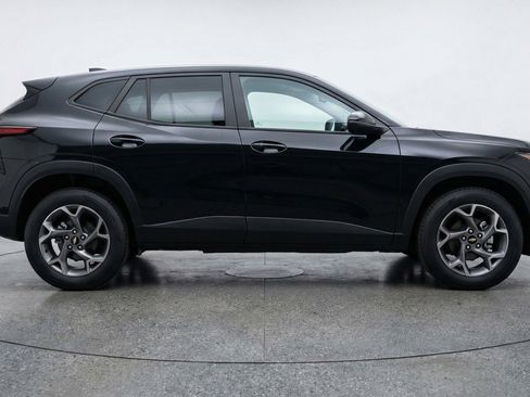 Used 2025 Chevrolet Trax LT FWD image 11