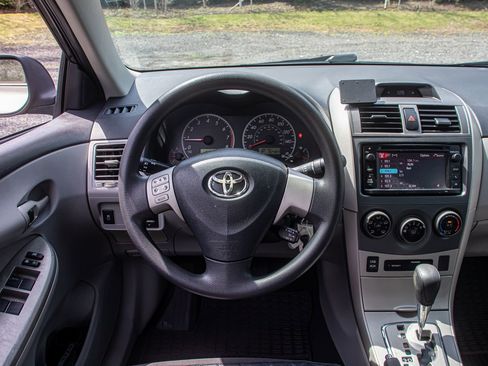 Used 2013 Toyota Corolla LE FWD image 16