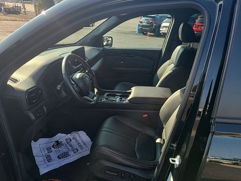 Used 2025 Honda Pilot TrailSport image 13