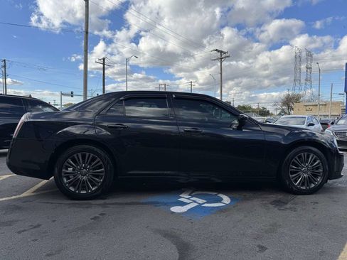 Used 2014 Chrysler 300 C image 4