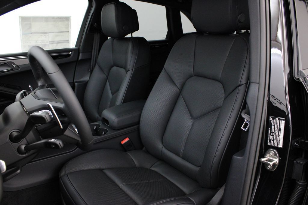 Certified 2025 Porsche Macan AWD/4WD image 4