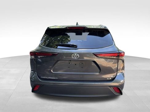 Used 2025 Toyota Highlander XLE FWD image 4