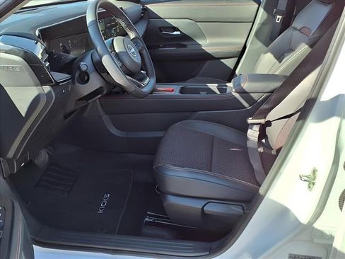 Used 2025 Nissan Kicks SR image 16