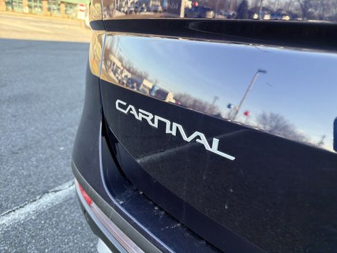 Used 2023 Kia Carnival LX image 32