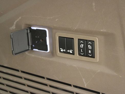 Used 2022 GMC Yukon Denali w/ Denali Premium Package image 12