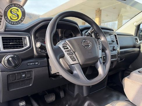 Used 2018 Nissan Titan S image 21