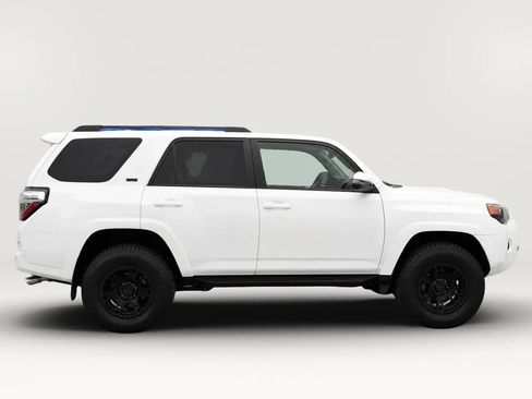 Used 2018 Toyota 4Runner SR5 AWD/4WD image 6
