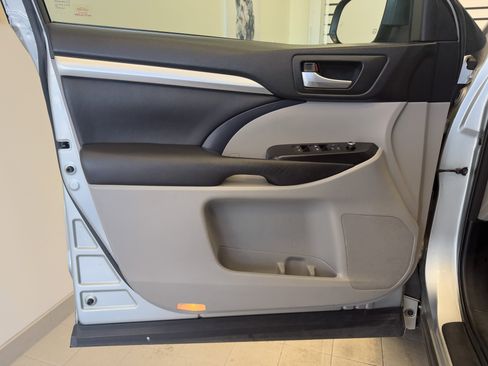 Used 2017 Toyota Highlander SE image 15