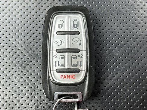 Used 2024 Chrysler Pacifica Limited w/ Trailer Tow Group FWD image 29
