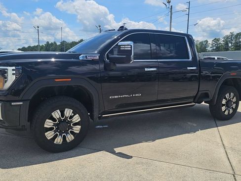 Used 2024 GMC Sierra 2500 Denali AWD/4WD image 3
