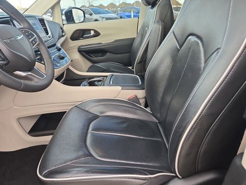 Used 2022 Chrysler Pacifica Limited image 8