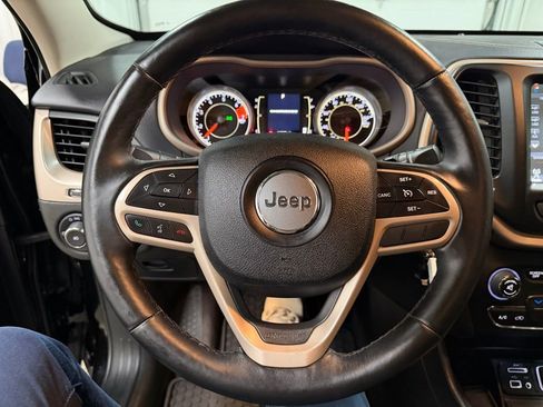 Used 2017 Jeep Cherokee Latitude w/ Cold Weather Group image 36