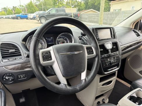 Used 2016 Chrysler Town & Country Touring-L w/ Driver Convenience Group FWD image 17