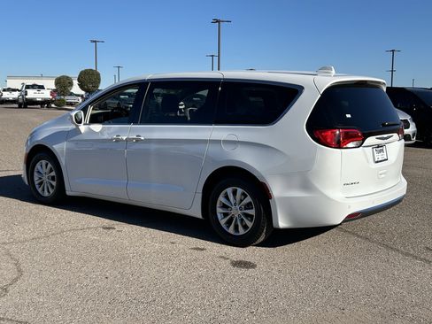 Used 2018 Chrysler Pacifica Touring Plus image 4