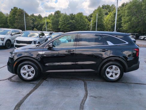 Certified 2023 Kia Sorento LX FWD image 4