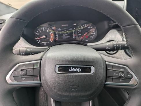 Used 2023 Jeep Compass Latitude image 5