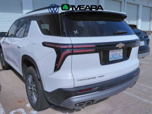 Used 2025 Chevrolet Traverse LT AWD/4WD image 2