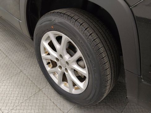 Used 2016 Jeep Cherokee Sport image 31