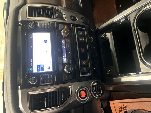 Used 2018 Nissan Titan Platinum Reserve AWD/4WD image 12