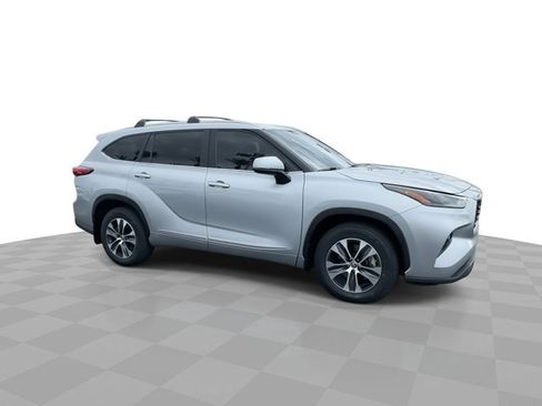 Used 2023 Toyota Highlander XLE AWD/4WD image 2