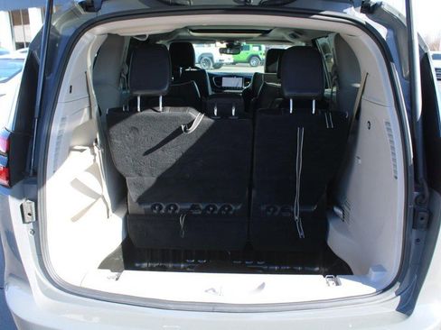 Used 2023 Chrysler Pacifica Limited image 7