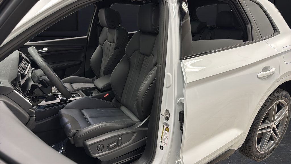 Used 2025 Audi Q5 e Premium Plus w/ Premium Plus Package AWD/4WD image 9