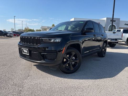 New 2025 Jeep Grand Cherokee Altitude image 1