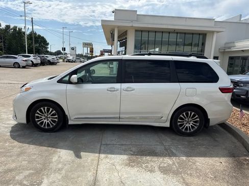 Used 2018 Toyota Sienna XLE w/ XLE Navigation Package FWD image 2