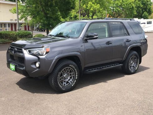 Used 2020 Toyota 4Runner Venture w/ Moonroof Package AWD/4WD image 11