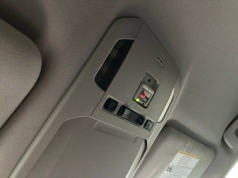 Used 2020 Toyota Highlander L image 29