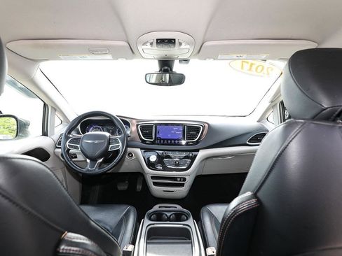 Used 2017 Chrysler Pacifica Touring-L w/ Tire & Wheel Group FWD image 25