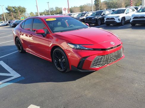 Used 2025 Toyota Camry SE image 2