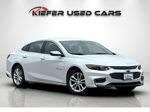 Used 2017 Chevrolet Malibu LT image 2