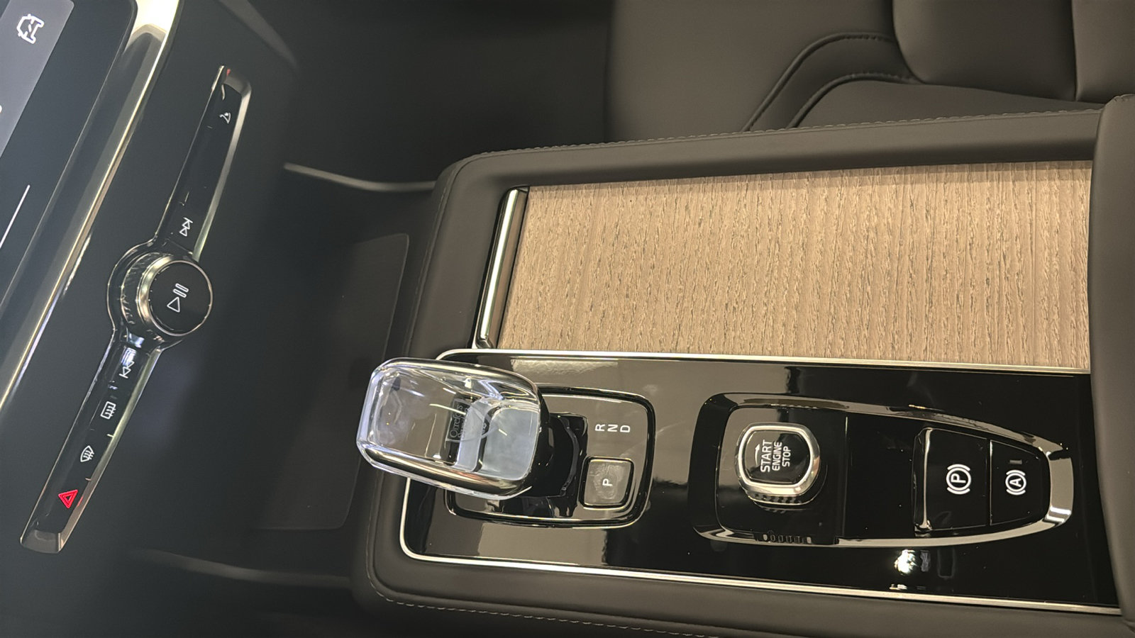 New 2026 Volvo XC90 T8 Plus w/ Protection Package Premier AWD/4WD image 19