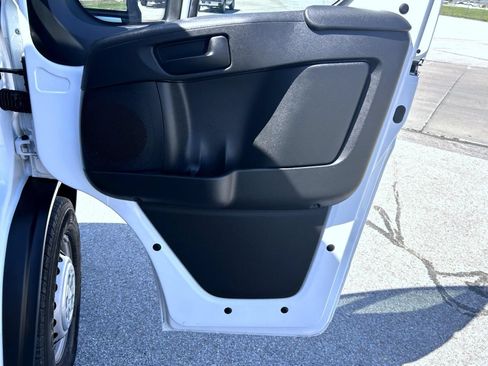 Used 2024 RAM ProMaster 2500 w/ Storage Group FWD image 17