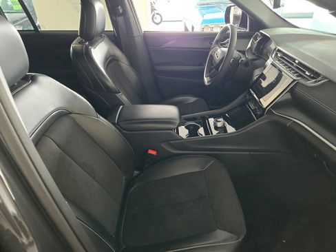 Used 2023 Jeep Grand Cherokee Altitude AWD/4WD image 6